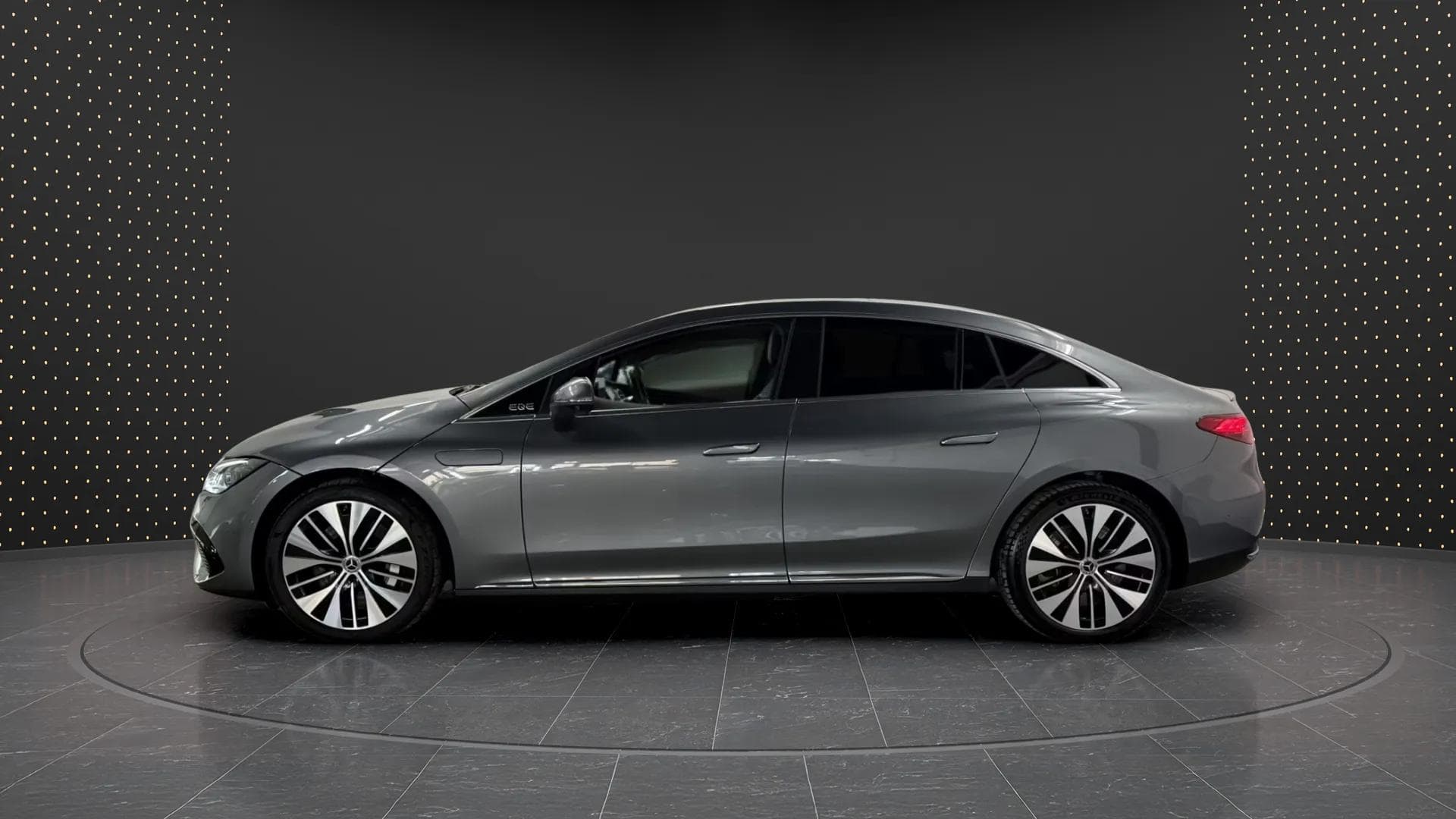 Mercedes-Benz EQE 2022 - Photo 3