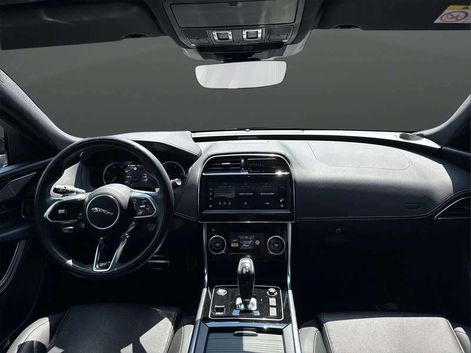 Jaguar XE 2023 - Photo 2