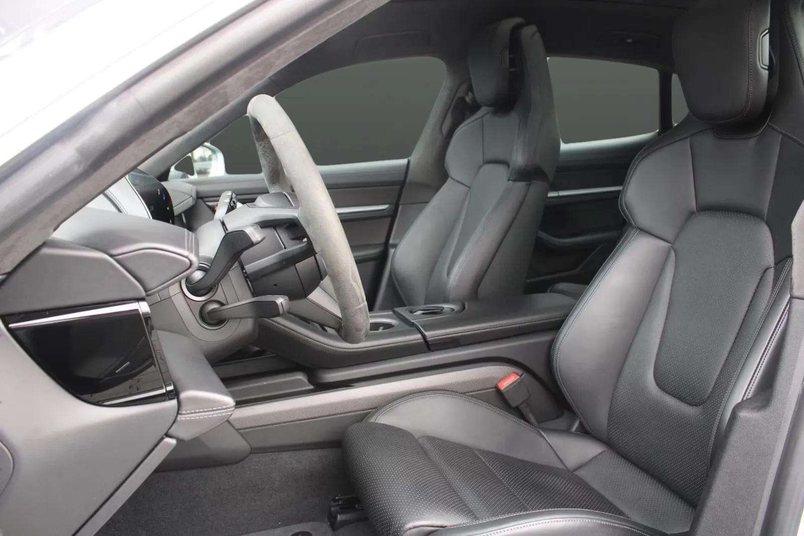 Porsche Taycan 2021 - Photo 3