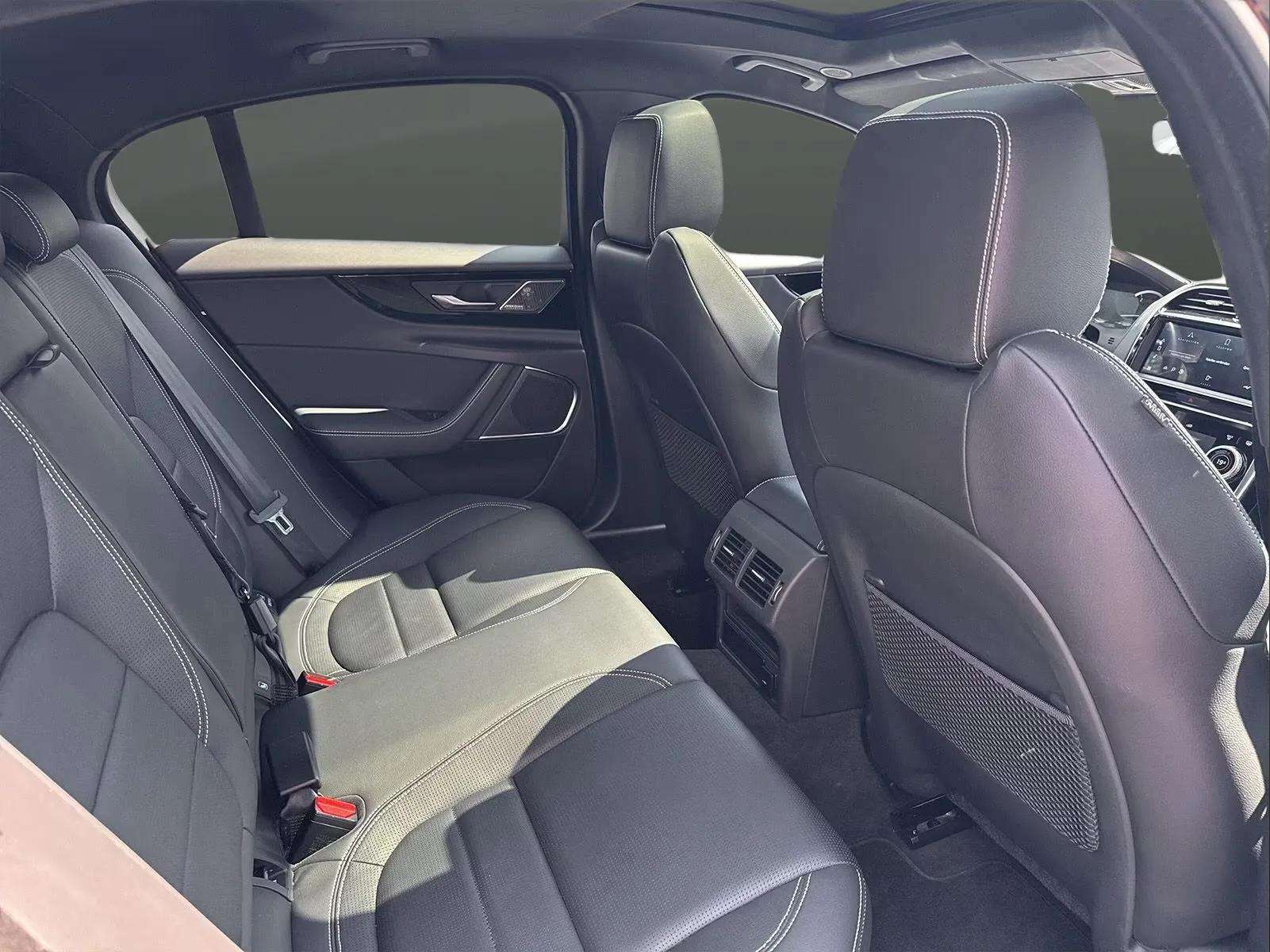 Jaguar XE 2023 - Photo 5