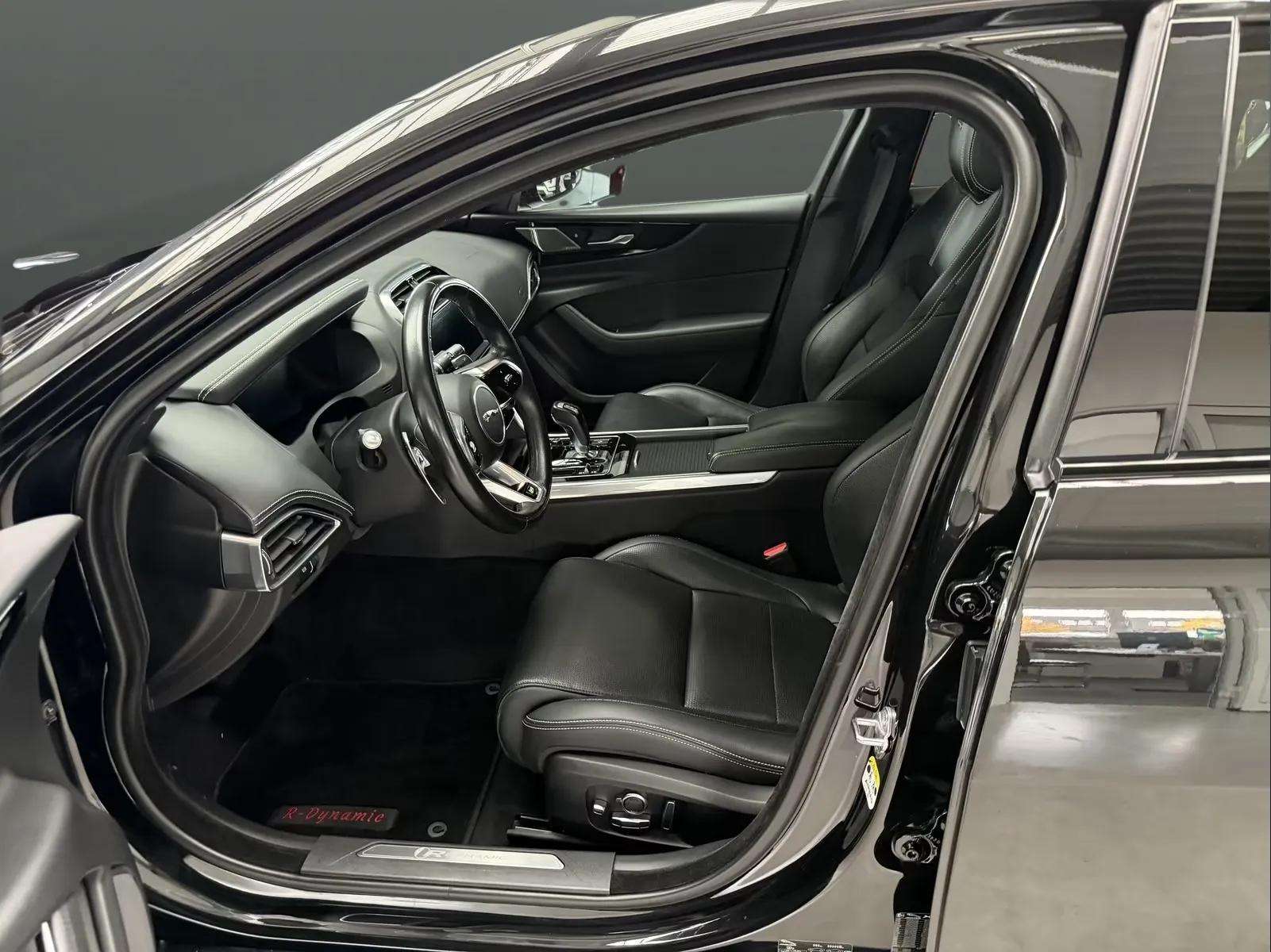 Jaguar XE 2021 - Photo 4